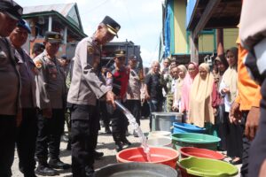 Polres Wajo Salurkan 13 Ribu Liter Air Bersih untuk Warga Watanglipue