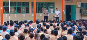Cegah Anak Terjerumus Narkoba, Satbinmas Polres Parepare Edukasi Siswa SMPN 10