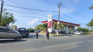 Personel Polres Bulukumba dan Polsek Jajaran Turun Atur Lalu Lintas di Depan SPBU.