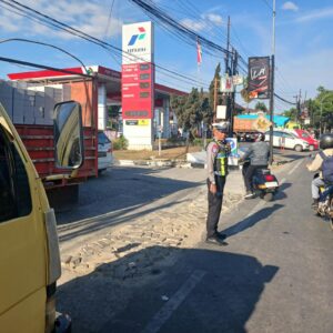 Satlantas Polres Maros Berjibaku di Tengah Terik Matahari, Urai Antrean SPBU