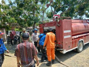 Polsek Urban Pitumpanua Salurkan Air Bersih untuk 200 Rumah Warga Terdampak Kemarau