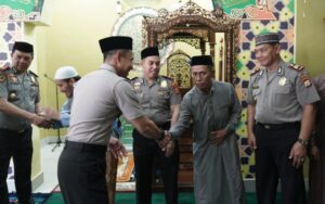 Dekatkan Diri dengan Warga, Kapolres dan PJU Polres Parepare Gelar Jumat Keliling di Soreang