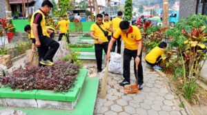 Kapolres Tana Toraja Pimpin Jumat Bersih di Pasar Seni Makale, Tunjukkan Kepedulian terhadap Lingkungan