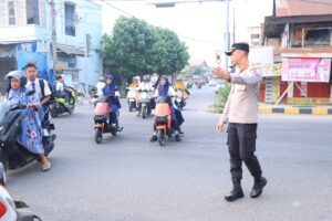Commander Wish Pagi, Kapolres Majene Turun Langsung Atur Lalu Lintas, Pastikan Aktivitas Warga Lancar