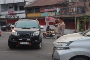 ‎Pastikan Kelancaran Arus Lalu Lintas Pagi Hari, Kapolres Toraja Utara Turun Langsung Lakukan Pengaturan‎