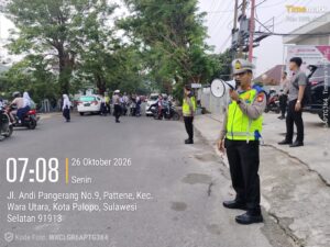 Kapolres Palopo Turun Langsung Atur Lalu Lintas, Bantu Pelajar Menyeberang Jalan