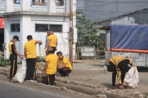 Pimpin Green Policing di Terminal Bolu, Kapolres Toraja Utara Beserta Jajaran Melakukan Kegiatan Kerja Bakti Peduli Lingkungan​