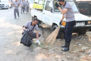 Peduli Kebersihan Lingkungan, Wakapolres Tana Toraja Pimpin Aksi Green Policing di Pasar Central Makale